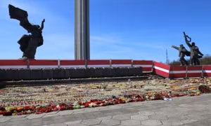 Latvia giải tán biểu tình phản đối phá dỡ tượng đài thời Liên Xô