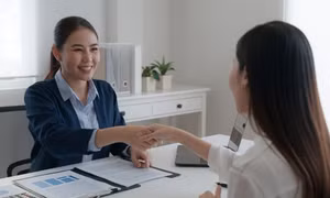 Người có bảo hiểm y tế, tham gia bảo hiểm nhân thọ liệu có phí?