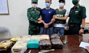 Thuê taxi vận chuyển 10kg ma túy đá, nhận 150 triệu tiền công