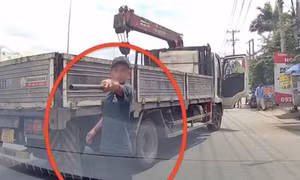 Phụ xe tải rút ống tuýp dọa đánh tài xế chở bà bầu
