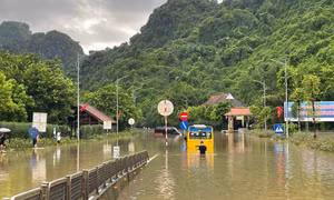 Tạm dừng lưu thông qua Đèo Bụt do mưa lớn gây ngập