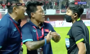 Vì sao trợ lý U16 Việt Nam nổi nóng với trọng tài?