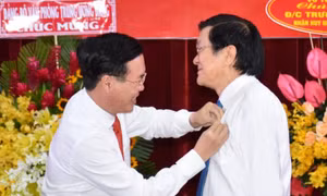 Nguyên Chủ tịch nước Trương Tấn Sang đón nhận Huy hiệu 50 năm tuổi Đảng