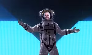 VMAs 2022: Johnny Depp hóa thân thành phi hành gia, xuất hiện bất ngờ trên sân khấu