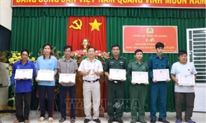 Khen thưởng đột xuất 6 người dân dũng cảm cứu nhóm người Việt Nam trốn khỏi sòng bạc ở Campuchia