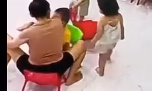 Nghi giáo viên hất cùi chỏ vào mặt bé 2 tuổi