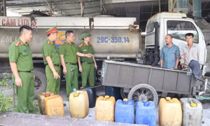 Tài xế xe bồn rút ruột hàng trăm lít dầu diesel