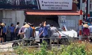 Băng qua đường sắt khi tàu hoả đang đến gần, 2 phụ nữ đi ô tô bị thương