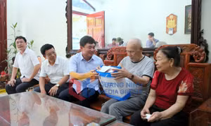 Đoàn ĐBQH tỉnh thăm, tặng quà nhân ngày 27/7, tháng 7-2022