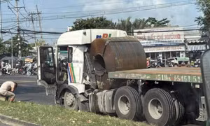 Ẩn hoạ từ xe đầu kéo chở thép cuộn chằng buộc sơ sài