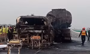 Pakistan: Xe buýt va chạm với xe bồn chở dầu, 18 người thiệt mạng