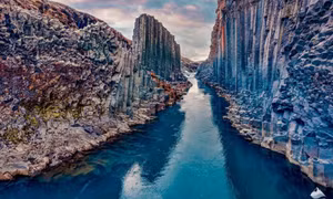 Hẻm núi đẹp siêu thực ở Iceland