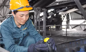 Gương sáng nữ công nhân “Hai giỏi"
