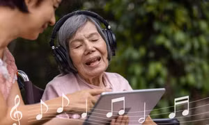 Liệu pháp mới bằng âm nhạc giúp điều trị hội chứng sa sút trí tuệ