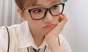 Hari Won bị liệt cơ mặt