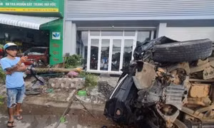 Xe ôtô nát vụn sau khi lao vào nhà dân, 3 người thương vong