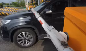 Nhiều tài xế bức xúc vì sự cố barie khi qua làn ETC Trạm Pháp Vân - Cầu Giẽ