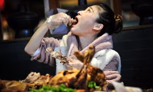 TikToker gọi thừa mứa đồ ăn chỉ để ghi hình