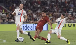 Dybala đưa Roma lên đỉnh bảng
