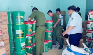 Bắt đối tượng kinh doanh hàng nghìn lít dầu nhớt giả nhãn hiệu nổi tiếng