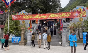Du lịch tâm linh hút khách đầu năm mới
