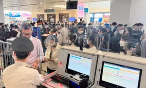 Sân bay Tân Sơn Nhất đạt kỷ lục khách trong ngày cuối nghỉ Tết Quý Mão
