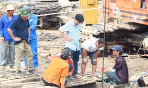 Bé trai rơi xuống ống cọc bê-tông đã tử vong