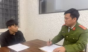 Quên khoá cửa xe, người phụ nữ bị kẻ gian lấy hết tài sản trong ô tô