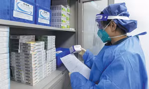 Trung Quốc cấp phép sử dụng 2 loại thuốc nội địa điều trị COVID-19
