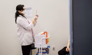 Mỹ đề xuất tiêm vaccine Covid-19 hàng năm
