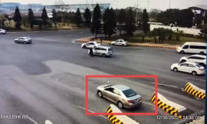 Tài xế xe dù 'ăn chặn' tiền du khách ở Nội Bài