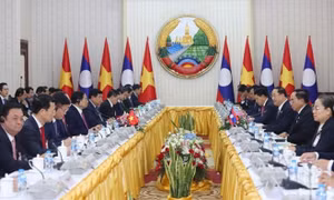 Dành ưu tiên cao nhất cho việc củng cố, vun đắp quan hệ Việt-Lào