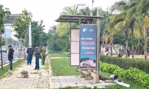 Người đàn ông nước ngoài chết trong tư thế treo cổ tại trạm chờ xe buýt