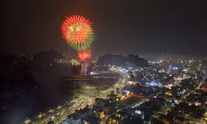 Rực rỡ pháo hoa đón chào năm mới Quý Mão