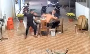 Mang dao đi đòi bồi thường, rồi đâm chết người