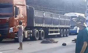 Xe máy va chạm, 2 người ngã xuống đường bị xe tải cán tử vong