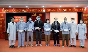 Bệnh viện Phổi Quảng Ninh tặng quà Tết cho bệnh nhân có hoàn cảnh khó khăn
