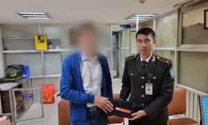 An ninh hàng không Nội Bài trao trả 130 triệu đồng cho khách bỏ quên