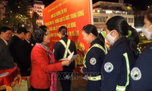 Đồng chí Trương Thị Mai chúc Tết công nhân môi trường Đà Lạt