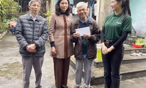 Trao tặng quà Tết cho nạn nhân chất độc da cam