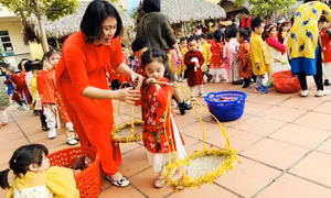 Bé vui Tết Cổ truyền dân tộc
