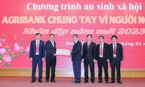 Agribank chi nhánh Tây Quảng Ninh trao tặng 400 suất quà cho các đối tượng chính sách tại TX Đông Triều