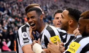 Newcastle đẩy Man Utd khỏi top 3