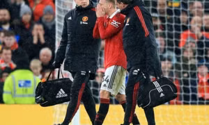 Quá nghiệt ngã! Sao Man Utd bật khóc khi dính chấn thương
