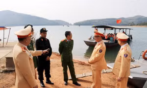 Tăng cường lực lượng, đảm bảo ATGT tại chùa Lôi Âm và các điểm du lịch tâm linh TP Hạ Long