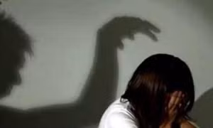 Biết bố mẹ đi vắng, gã trai giở trò đồi bại với bé gái 12 tuổi