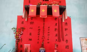Phong tục dán giấy đỏ ngày Tết