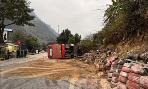 Xe khách đâm vách núi lật đè 3 xe máy, 2 người chết, 19 người bị thương
