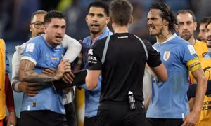 FIFA trừng phạt các cầu thủ Uruguay vì tấn công trọng tài ở World Cup 2022