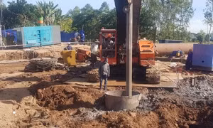 Cứu bé trai lọt xuống trụ bê tông sâu 35m: Dự kiến tiếp tục làm xuyên đêm